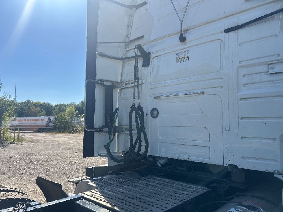 Sleeper Tractor-Heavy Duty Tractors-Volvo-2024-VNL64760-Melrose Park-IL-626,551\n\t\tmiles-$ 82,250 - Image 23