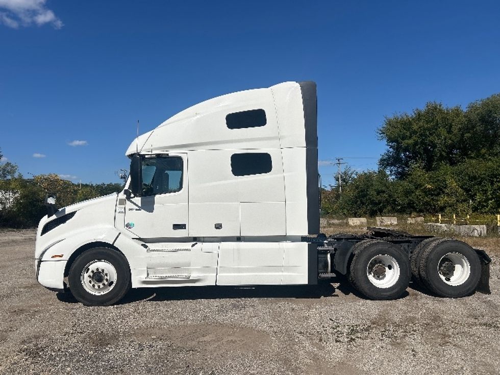 Sleeper Tractor-Heavy Duty Tractors-Volvo-2024-VNL64760-Melrose Park-IL-626,551\n\t\tmiles-$ 82,250 - Image 4