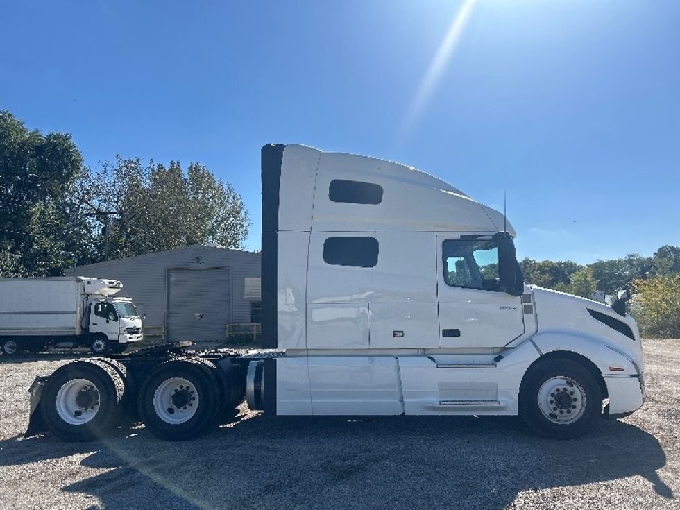 Sleeper Tractor-Heavy Duty Tractors-Volvo-2024-VNL64760-Melrose Park-IL-626,551\n\t\tmiles-$ 82,250 - Image 8