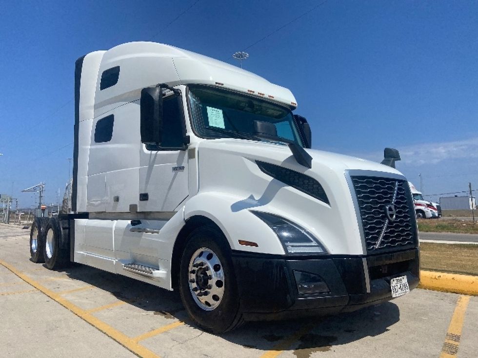 Sleeper Tractor-Heavy Duty Tractors-Volvo-2024-VNL64760-San Antonio-TX-802,573\n\t\tmiles-$ 67,250 - Image 1