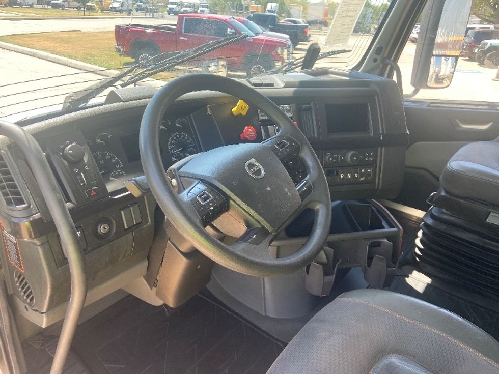 Sleeper Tractor-Heavy Duty Tractors-Volvo-2024-VNL64760-San Antonio-TX-802,573\n\t\tmiles-$ 67,250 - Image 10
