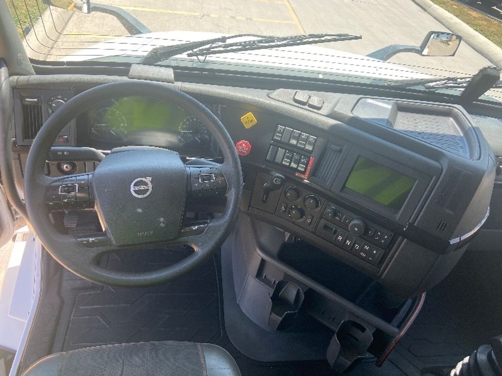 Sleeper Tractor-Heavy Duty Tractors-Volvo-2024-VNL64760-San Antonio-TX-802,573\n\t\tmiles-$ 67,250 - Image 11