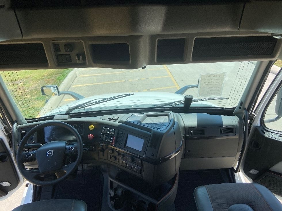 Sleeper Tractor-Heavy Duty Tractors-Volvo-2024-VNL64760-San Antonio-TX-802,573\n\t\tmiles-$ 67,250 - Image 12
