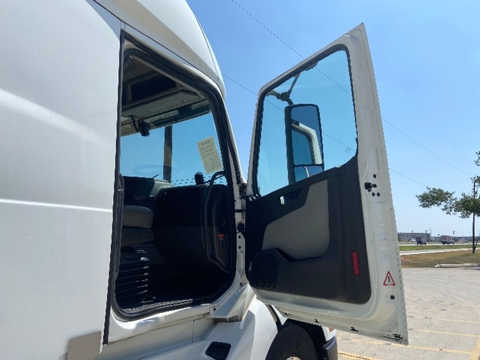 Sleeper Tractor-Heavy Duty Tractors-Volvo-2024-VNL64760-San Antonio-TX-802,573\n\t\tmiles-$ 67,250 - Image 13