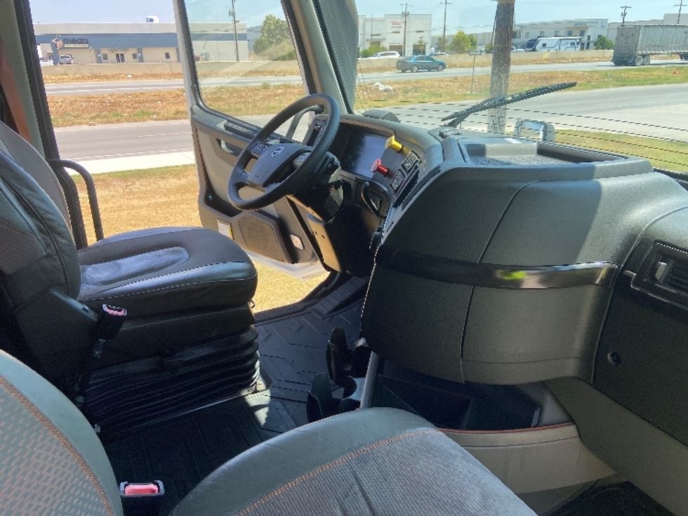 Sleeper Tractor-Heavy Duty Tractors-Volvo-2024-VNL64760-San Antonio-TX-802,573\n\t\tmiles-$ 67,250 - Image 15