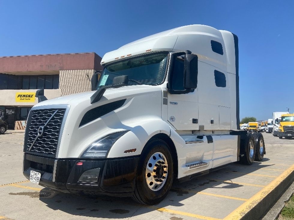 Sleeper Tractor-Heavy Duty Tractors-Volvo-2024-VNL64760-San Antonio-TX-802,573\n\t\tmiles-$ 67,250 - Image 3