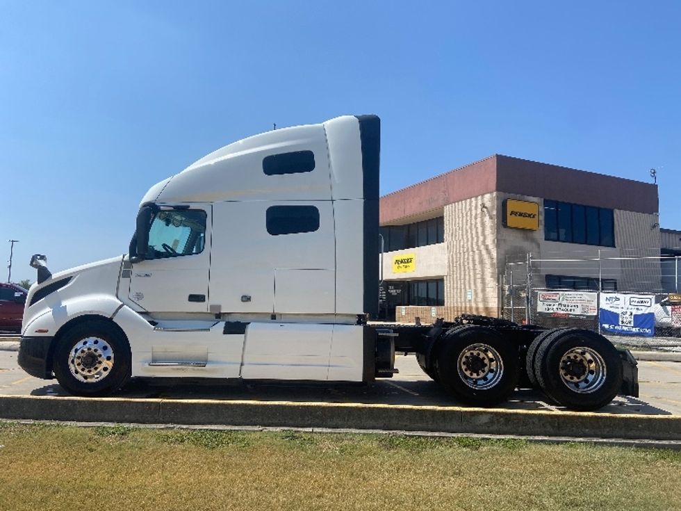 Sleeper Tractor-Heavy Duty Tractors-Volvo-2024-VNL64760-San Antonio-TX-802,573\n\t\tmiles-$ 67,250 - Image 4