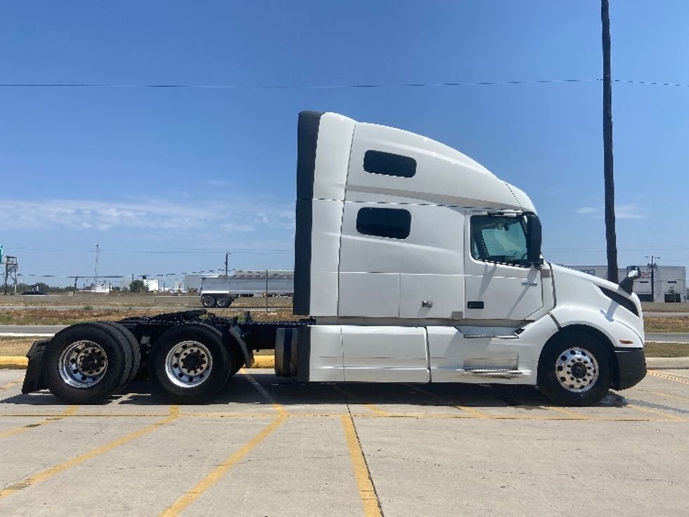 Sleeper Tractor-Heavy Duty Tractors-Volvo-2024-VNL64760-San Antonio-TX-802,573\n\t\tmiles-$ 67,250 - Image 8