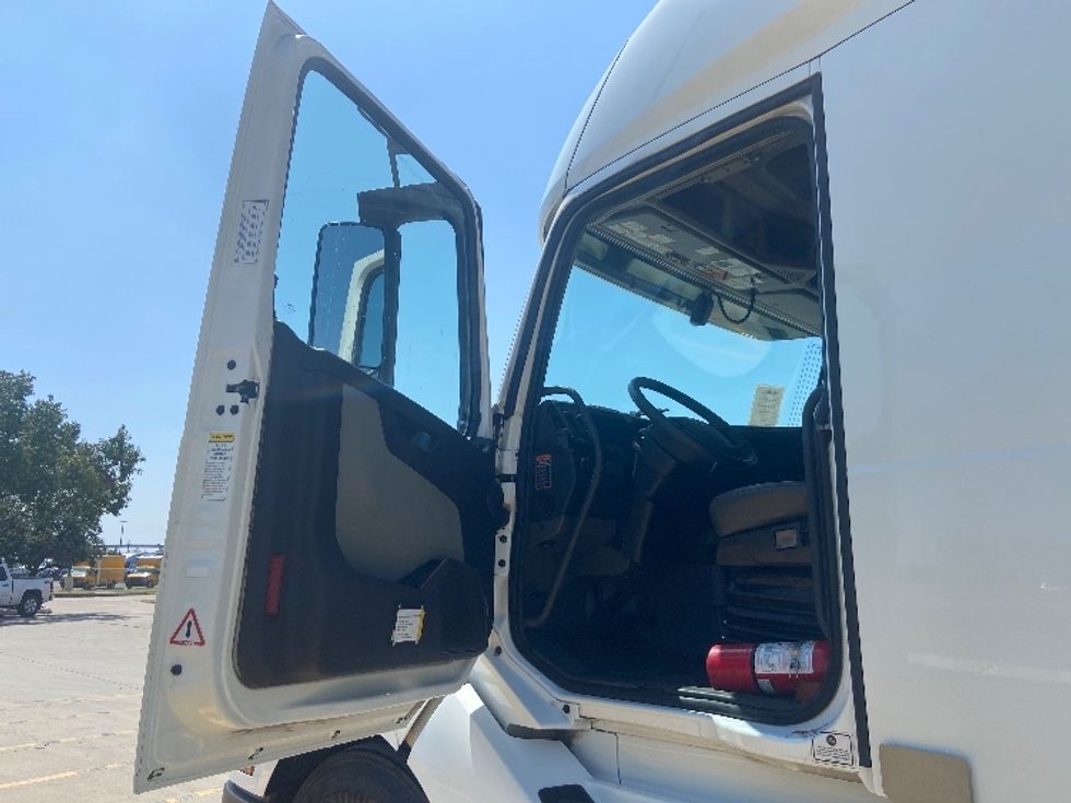 Sleeper Tractor-Heavy Duty Tractors-Volvo-2024-VNL64760-San Antonio-TX-802,573\n\t\tmiles-$ 67,250 - Image 9