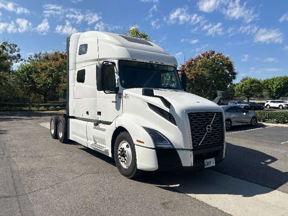 Sleeper Tractor-Heavy Duty Tractors-Volvo-2024-VNL64760-Torrance-CA-552,702
miles-$ 95,750