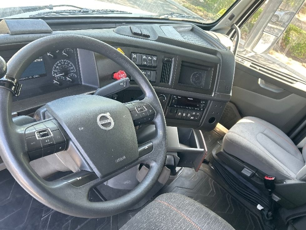 Sleeper Tractor-Heavy Duty Tractors-Volvo-2024-VNL64760-Torrance-CA-552,702\n\t\tmiles-$ 95,750 - Image 10