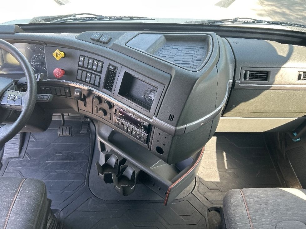Sleeper Tractor-Heavy Duty Tractors-Volvo-2024-VNL64760-Torrance-CA-552,702\n\t\tmiles-$ 95,750 - Image 12
