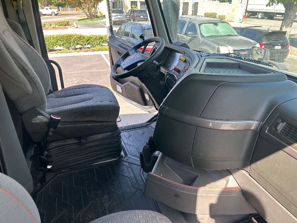 Sleeper Tractor-Heavy Duty Tractors-Volvo-2024-VNL64760-Torrance-CA-552,702\n\t\tmiles-$ 95,750 - Image 15