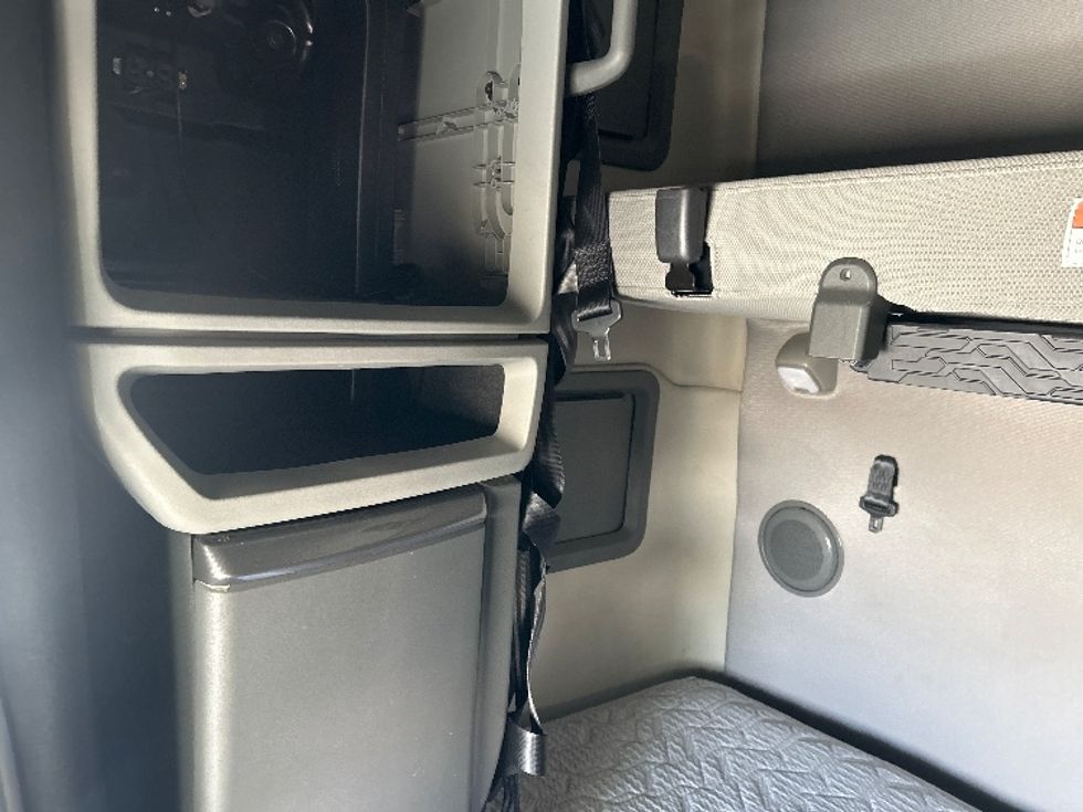 Sleeper Tractor-Heavy Duty Tractors-Volvo-2024-VNL64760-Torrance-CA-552,702\n\t\tmiles-$ 95,750 - Image 19