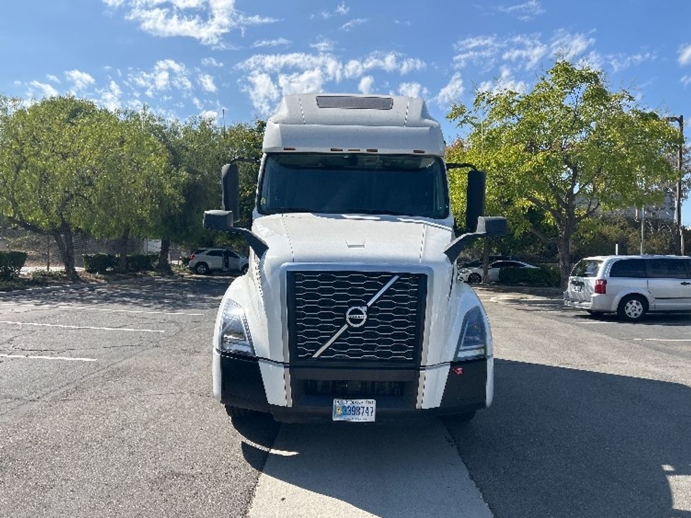 Sleeper Tractor-Heavy Duty Tractors-Volvo-2024-VNL64760-Torrance-CA-552,702\n\t\tmiles-$ 95,750 - Image 2