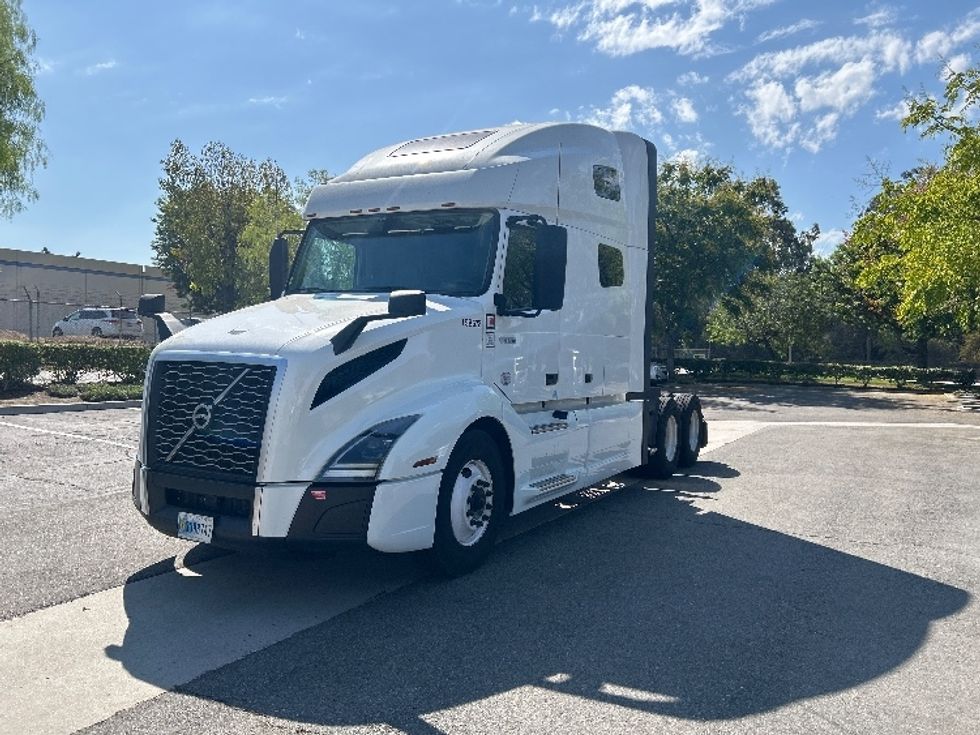 Sleeper Tractor-Heavy Duty Tractors-Volvo-2024-VNL64760-Torrance-CA-552,702\n\t\tmiles-$ 95,750 - Image 3