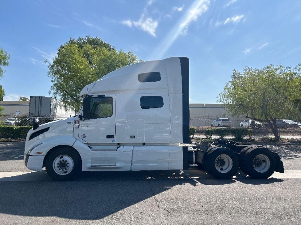 Sleeper Tractor-Heavy Duty Tractors-Volvo-2024-VNL64760-Torrance-CA-552,702\n\t\tmiles-$ 95,750 - Image 4