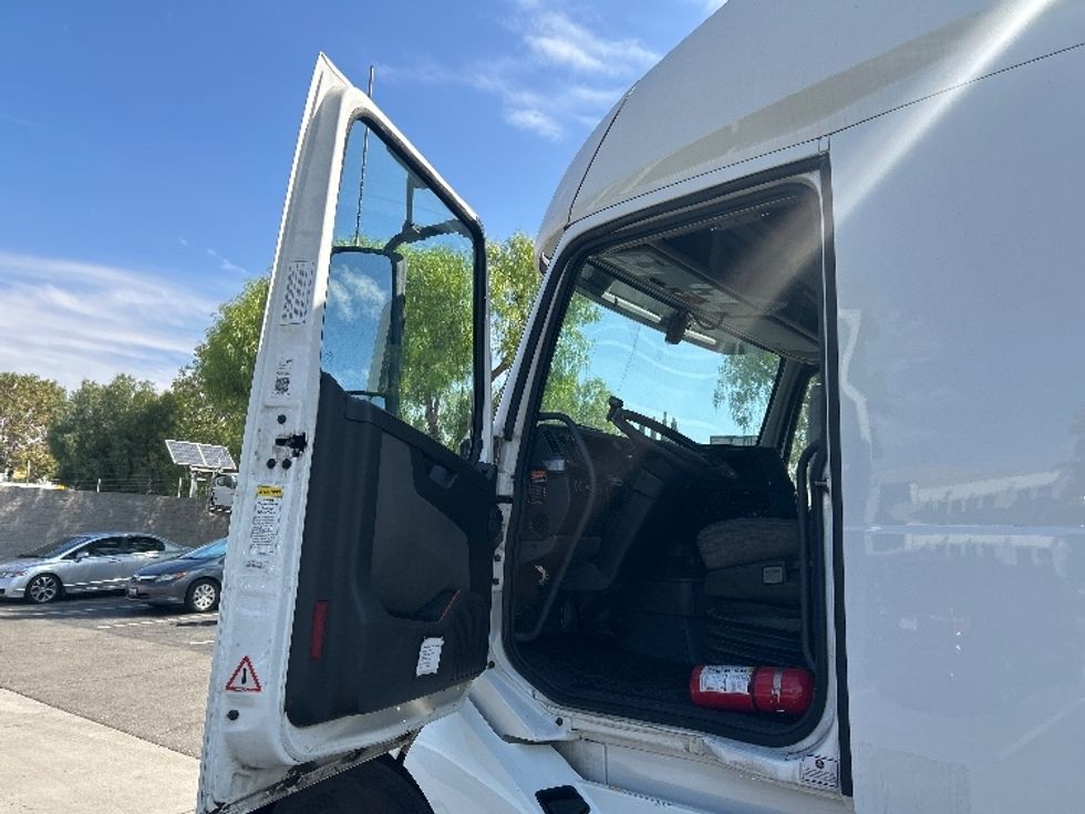 Sleeper Tractor-Heavy Duty Tractors-Volvo-2024-VNL64760-Torrance-CA-552,702\n\t\tmiles-$ 95,750 - Image 9