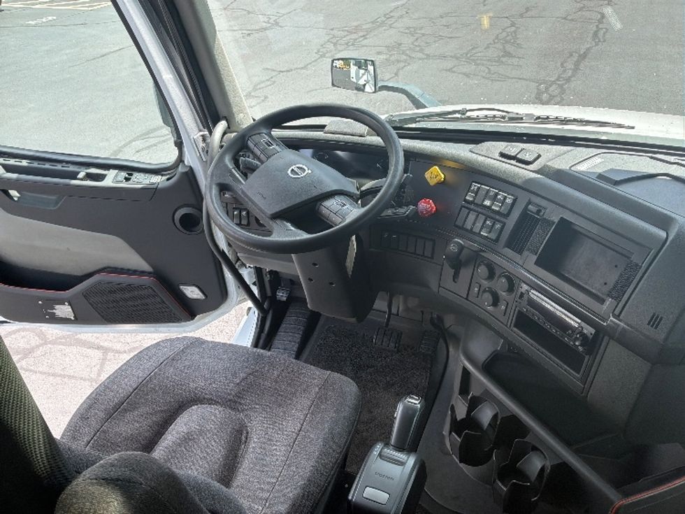 Sleeper Tractor-Heavy Duty Tractors-Volvo-2024-VNL64860-Bensalem-PA-638,370\n\t\tmiles-$ 84,250 - Image 11