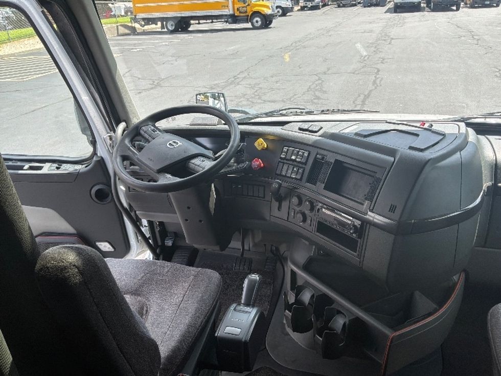 Sleeper Tractor-Heavy Duty Tractors-Volvo-2024-VNL64860-Bensalem-PA-638,370\n\t\tmiles-$ 84,250 - Image 12