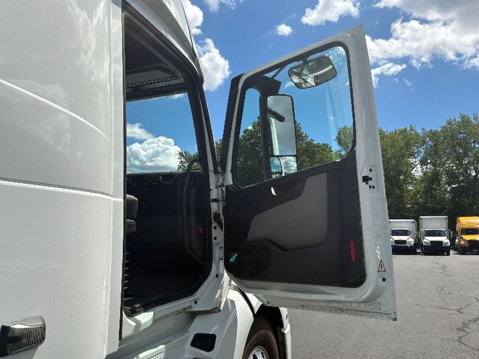 Sleeper Tractor-Heavy Duty Tractors-Volvo-2024-VNL64860-Bensalem-PA-638,370\n\t\tmiles-$ 84,250 - Image 13