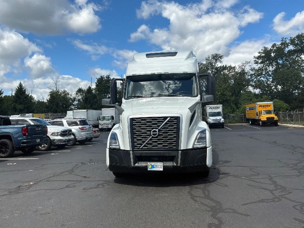 Sleeper Tractor-Heavy Duty Tractors-Volvo-2024-VNL64860-Bensalem-PA-638,370\n\t\tmiles-$ 84,250 - Image 2