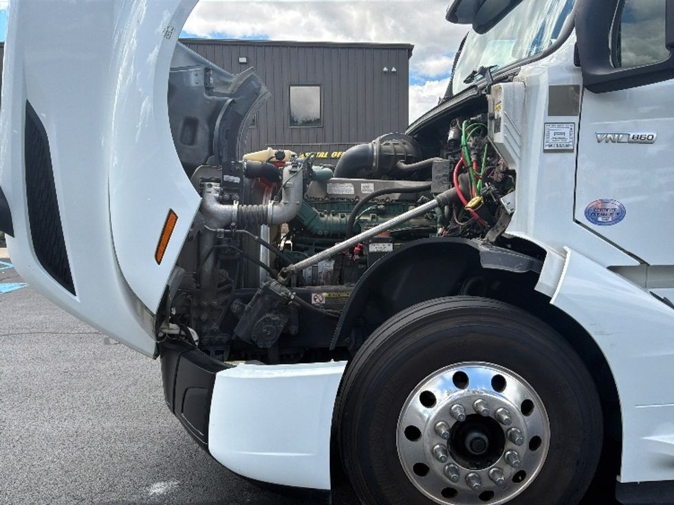 Sleeper Tractor-Heavy Duty Tractors-Volvo-2024-VNL64860-Bensalem-PA-638,370\n\t\tmiles-$ 84,250 - Image 21