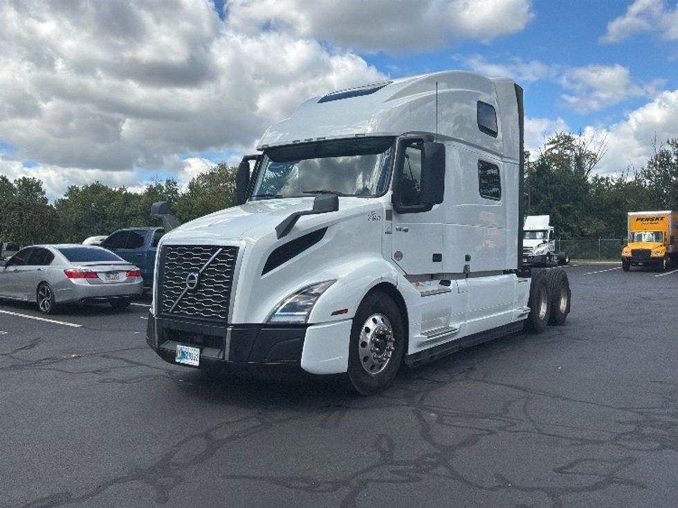 Sleeper Tractor-Heavy Duty Tractors-Volvo-2024-VNL64860-Bensalem-PA-638,370\n\t\tmiles-$ 84,250 - Image 3