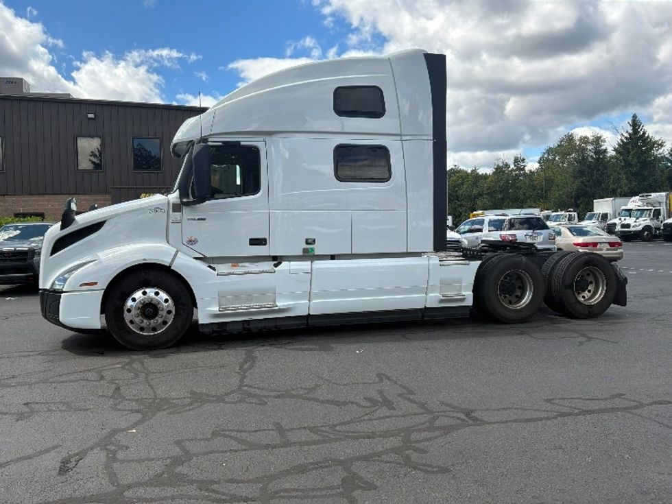 Sleeper Tractor-Heavy Duty Tractors-Volvo-2024-VNL64860-Bensalem-PA-638,370\n\t\tmiles-$ 84,250 - Image 4