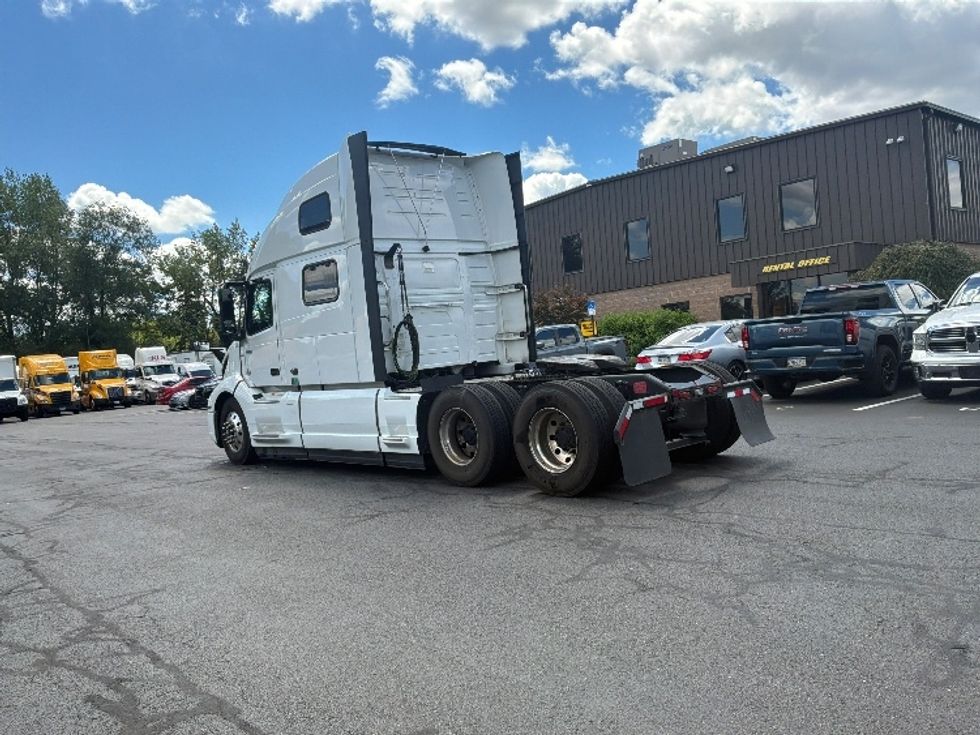 Sleeper Tractor-Heavy Duty Tractors-Volvo-2024-VNL64860-Bensalem-PA-638,370\n\t\tmiles-$ 84,250 - Image 5