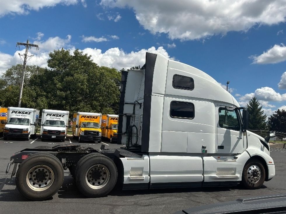 Sleeper Tractor-Heavy Duty Tractors-Volvo-2024-VNL64860-Bensalem-PA-638,370\n\t\tmiles-$ 84,250 - Image 8