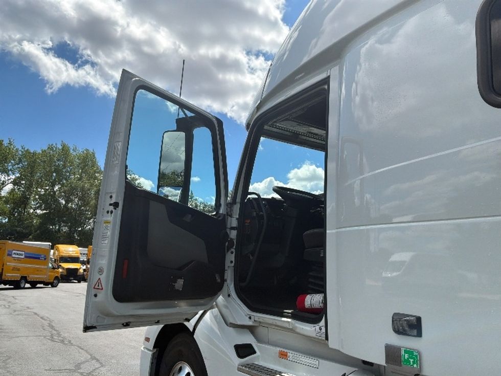 Sleeper Tractor-Heavy Duty Tractors-Volvo-2024-VNL64860-Bensalem-PA-638,370\n\t\tmiles-$ 84,250 - Image 9