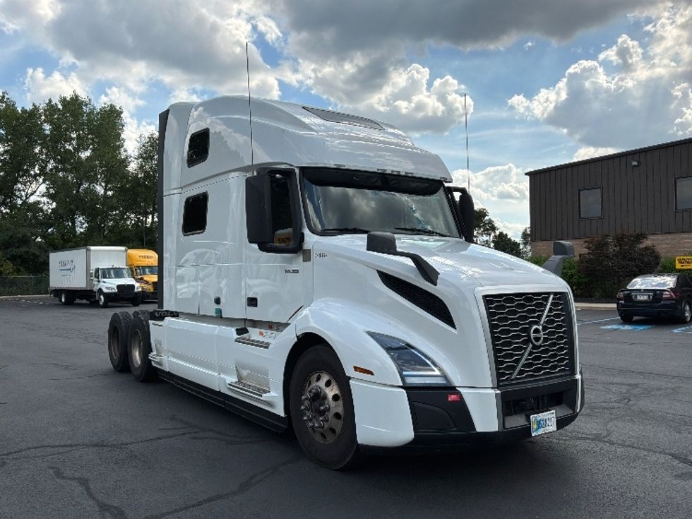 Sleeper Tractor-Heavy Duty Tractors-Volvo-2024-VNL64860-Bensalem-PA-658,554\n\t\tmiles-$ 84,000 - Image 1