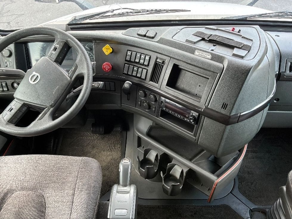 Sleeper Tractor-Heavy Duty Tractors-Volvo-2024-VNL64860-Bensalem-PA-658,554\n\t\tmiles-$ 84,000 - Image 12