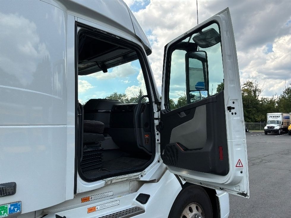 Sleeper Tractor-Heavy Duty Tractors-Volvo-2024-VNL64860-Bensalem-PA-658,554\n\t\tmiles-$ 84,000 - Image 13