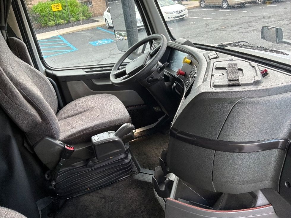 Sleeper Tractor-Heavy Duty Tractors-Volvo-2024-VNL64860-Bensalem-PA-658,554\n\t\tmiles-$ 84,000 - Image 15
