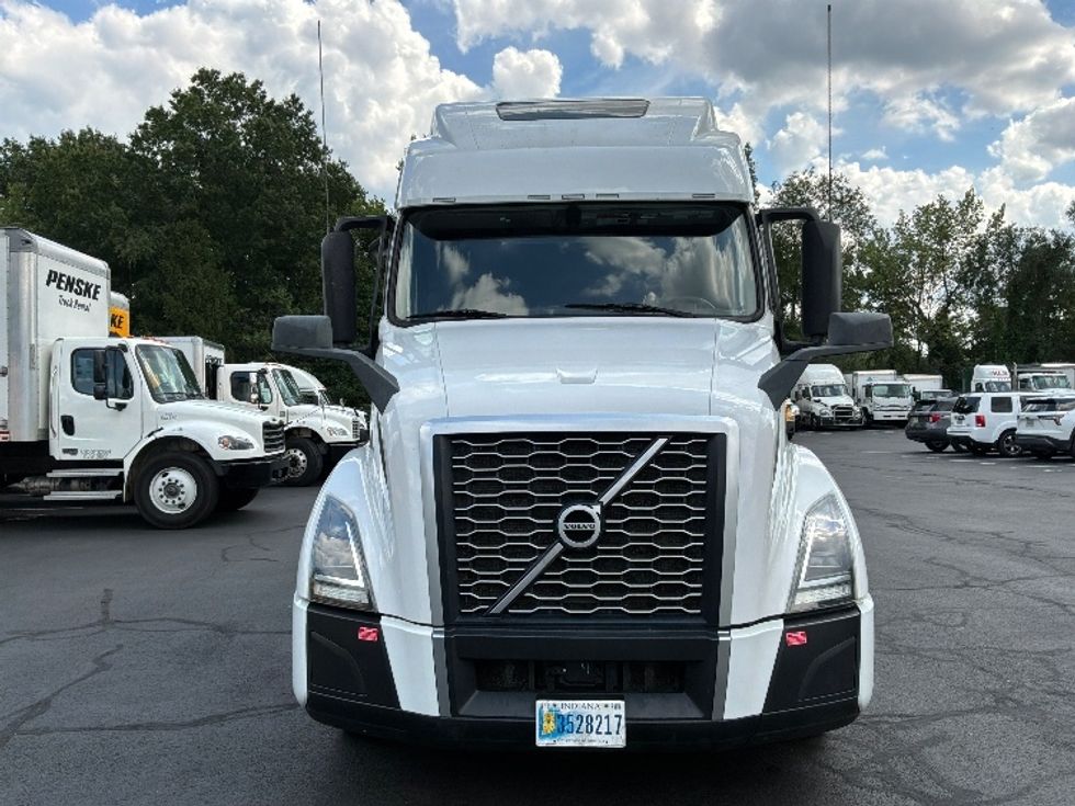 Sleeper Tractor-Heavy Duty Tractors-Volvo-2024-VNL64860-Bensalem-PA-658,554\n\t\tmiles-$ 84,000 - Image 2