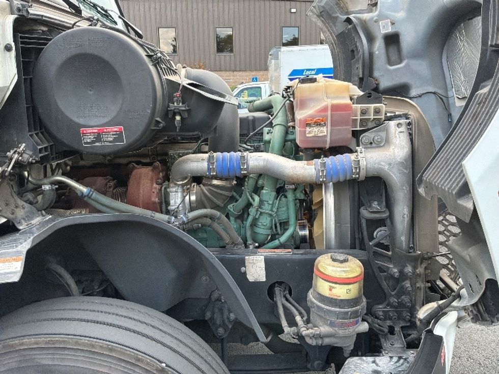 Sleeper Tractor-Heavy Duty Tractors-Volvo-2024-VNL64860-Bensalem-PA-658,554\n\t\tmiles-$ 84,000 - Image 20