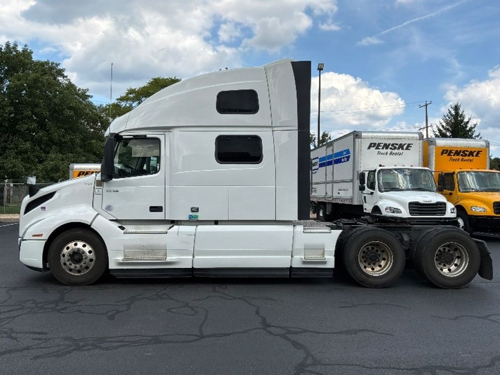 Sleeper Tractor-Heavy Duty Tractors-Volvo-2024-VNL64860-Bensalem-PA-658,554\n\t\tmiles-$ 84,000 - Image 4