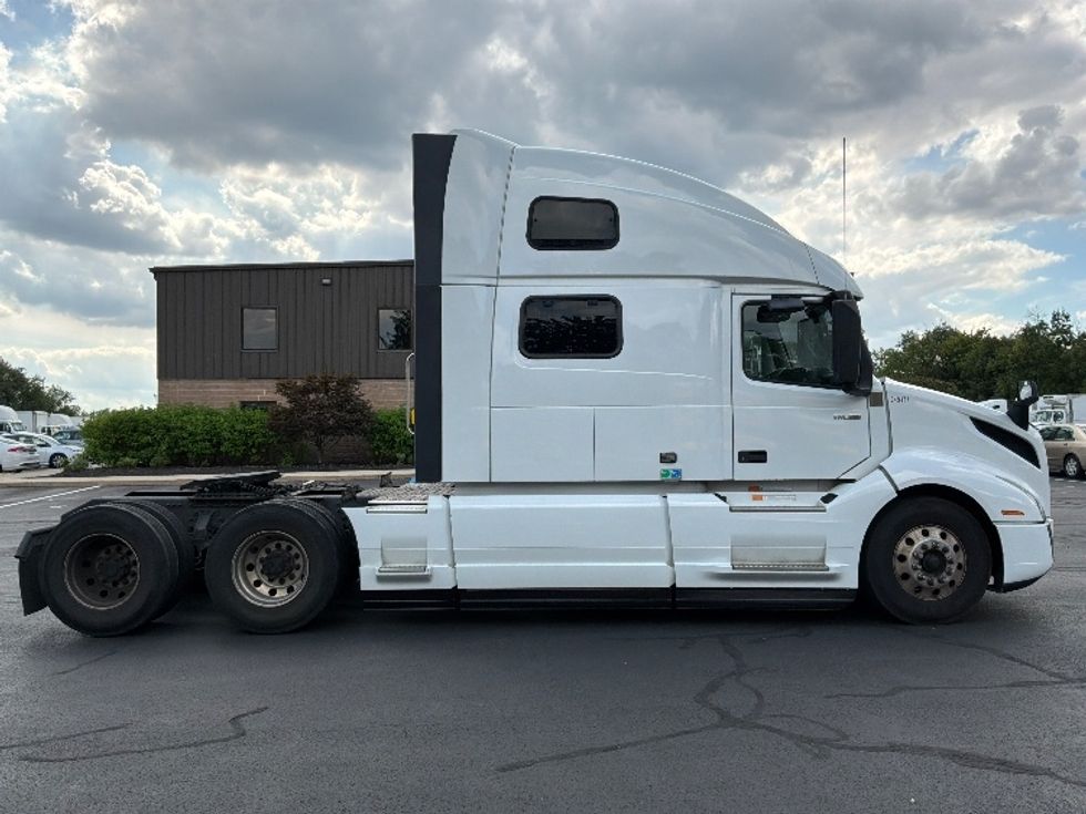 Sleeper Tractor-Heavy Duty Tractors-Volvo-2024-VNL64860-Bensalem-PA-658,554\n\t\tmiles-$ 84,000 - Image 8