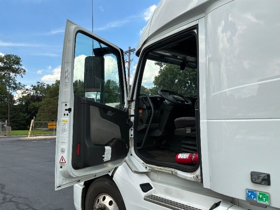 Sleeper Tractor-Heavy Duty Tractors-Volvo-2024-VNL64860-Bensalem-PA-658,554\n\t\tmiles-$ 84,000 - Image 9