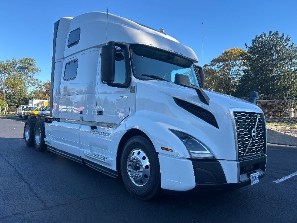 Sleeper Tractor-Heavy Duty Tractors-Volvo-2024-VNL64860-Bensalem-PA-697,041\n\t\tmiles-$ 82,750 - Image 1