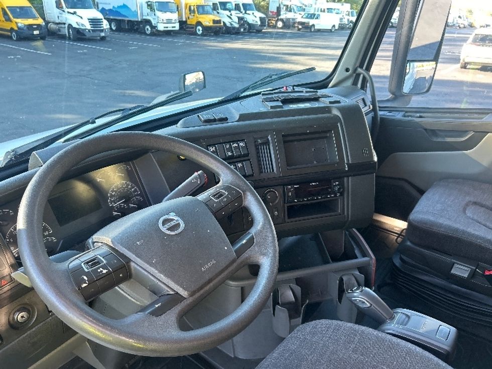 Sleeper Tractor-Heavy Duty Tractors-Volvo-2024-VNL64860-Bensalem-PA-697,041\n\t\tmiles-$ 82,750 - Image 10