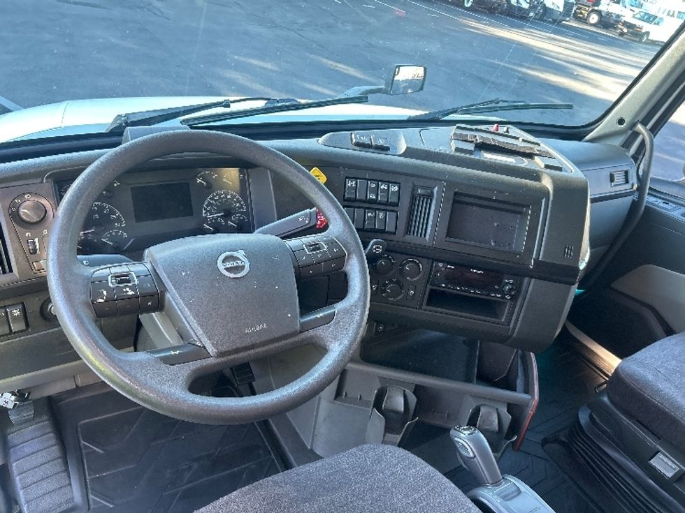 Sleeper Tractor-Heavy Duty Tractors-Volvo-2024-VNL64860-Bensalem-PA-697,041\n\t\tmiles-$ 82,750 - Image 11