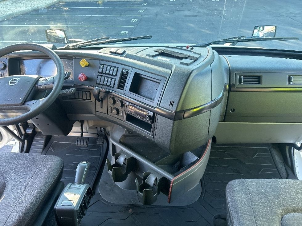 Sleeper Tractor-Heavy Duty Tractors-Volvo-2024-VNL64860-Bensalem-PA-697,041\n\t\tmiles-$ 82,750 - Image 12