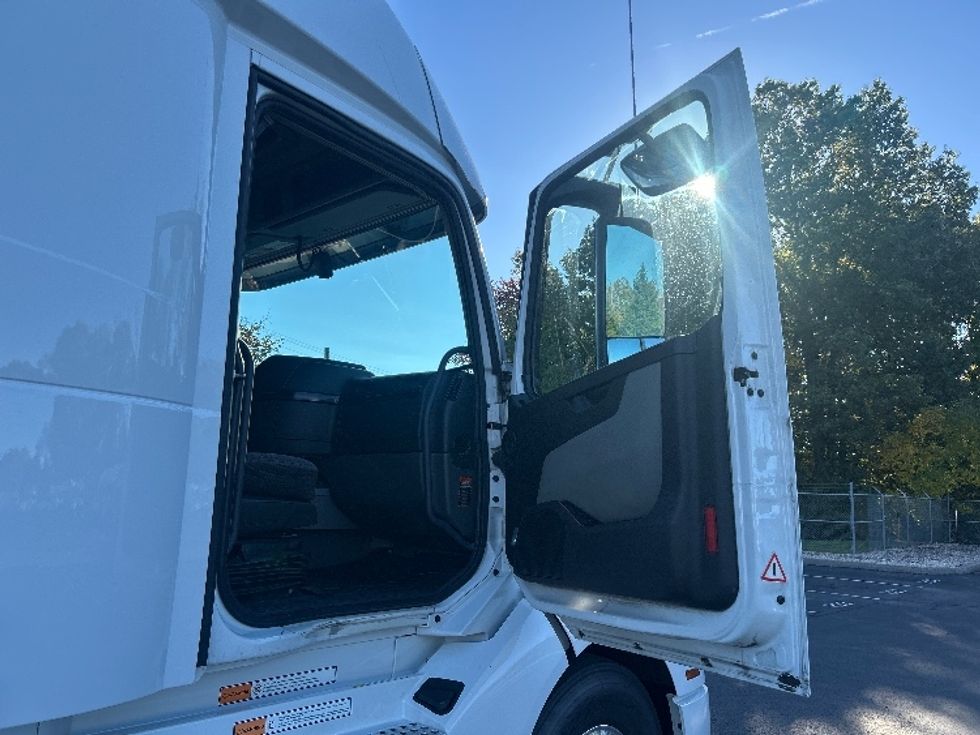 Sleeper Tractor-Heavy Duty Tractors-Volvo-2024-VNL64860-Bensalem-PA-697,041\n\t\tmiles-$ 82,750 - Image 13