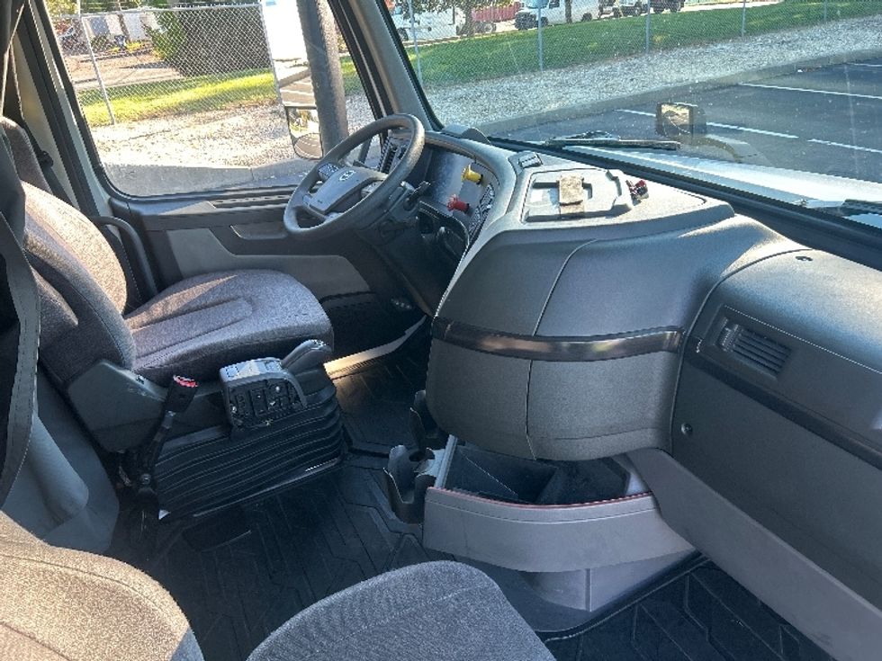 Sleeper Tractor-Heavy Duty Tractors-Volvo-2024-VNL64860-Bensalem-PA-697,041\n\t\tmiles-$ 82,750 - Image 15