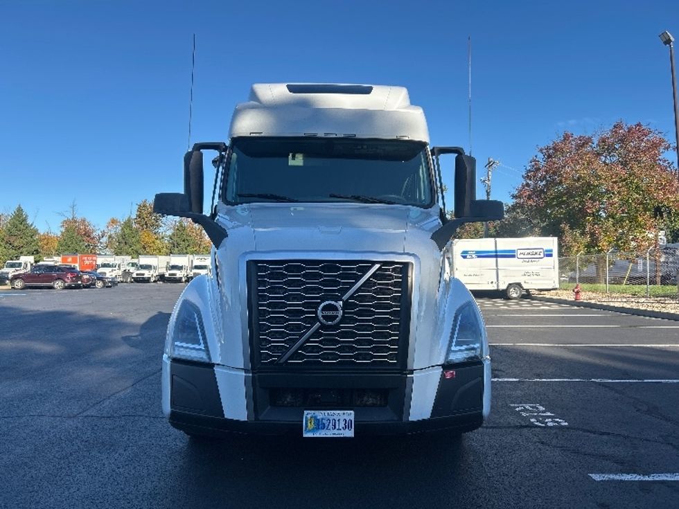 Sleeper Tractor-Heavy Duty Tractors-Volvo-2024-VNL64860-Bensalem-PA-697,041\n\t\tmiles-$ 82,750 - Image 2