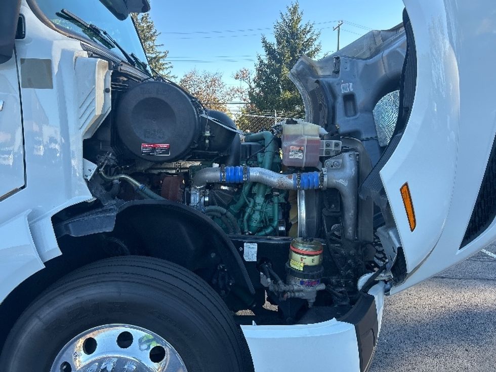 Sleeper Tractor-Heavy Duty Tractors-Volvo-2024-VNL64860-Bensalem-PA-697,041\n\t\tmiles-$ 82,750 - Image 20