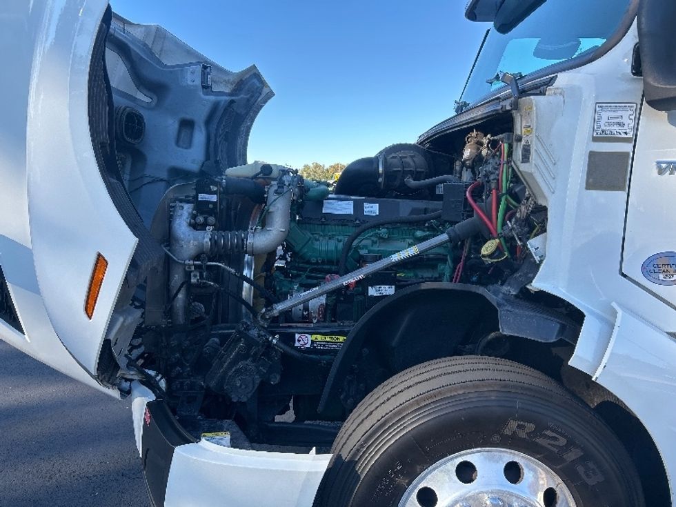 Sleeper Tractor-Heavy Duty Tractors-Volvo-2024-VNL64860-Bensalem-PA-697,041\n\t\tmiles-$ 82,750 - Image 21